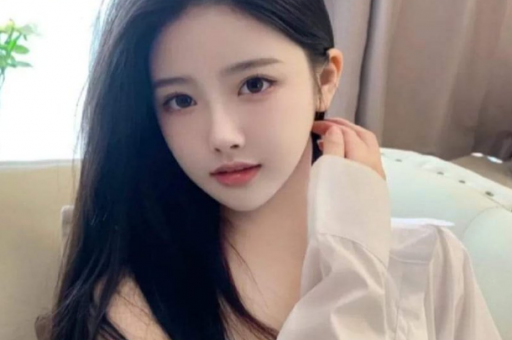 上海外滩美女下车图片  第1张